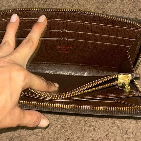 Authentic Louis Vuitton Damier Ebene Zippy Wallet in Excellent Condition - Picture 9 of 13